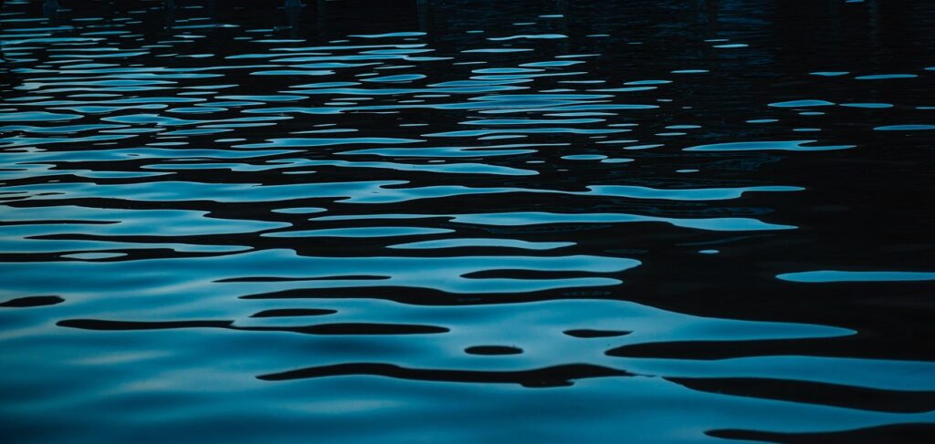 Gentle waves on still water in nighttime